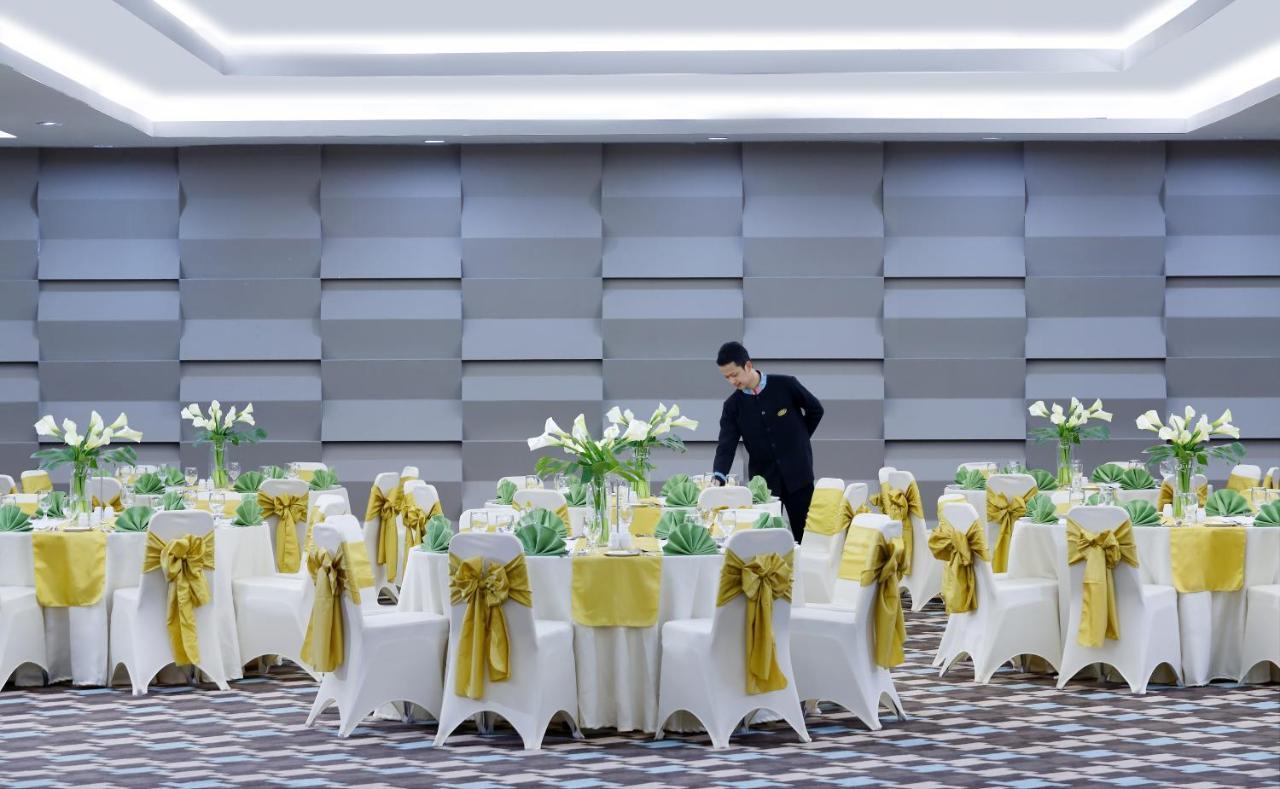 Hotel Santika Kelapa Gading Джакарта Экстерьер фото
