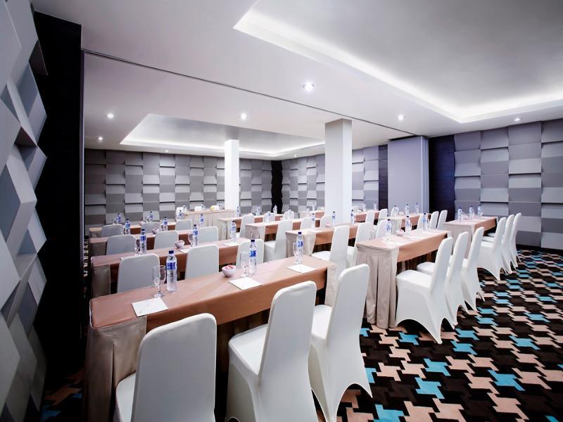 Hotel Santika Kelapa Gading Джакарта Экстерьер фото